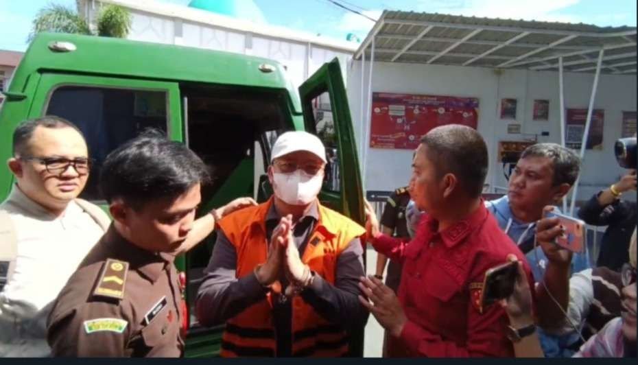 Mantan Gubernur Rohidin Tiba di Rutan Malabro Bengkulu iMantan Gubernur Bengkulu Rohidin Mersyah tiba di Rutan Malabro sebagai tananan jaksa untuk menjalani persidangan di PN Tipikor Bengkulu.(Foto/Ist)