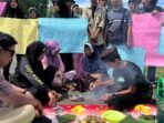 Masyarakat Adat Seluma Gelas Aksi Kamis Masyarakat Adat Serawai, Kabupaten Seluma, Bengkulu menggelar ritual Kamis di depan kantor Pengadilan Negeri Tais sebagia protes atas warga mereka diproses hukum dituduh mencuri sawit dilahan milik PTPN Talo.(Foto/Ist)