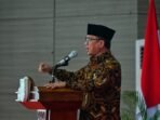 Menteri Desa, Pembangunan Daerah Tertinggal dan Transmigrasi, Yandri saat mencapaikan arahan pada pertemuan dengan kepala desa se-Bengkulu di Balai Buntar, Kota Bengkulu, 25 April 2025.(Foto/MC Pemprov Bengkulu)