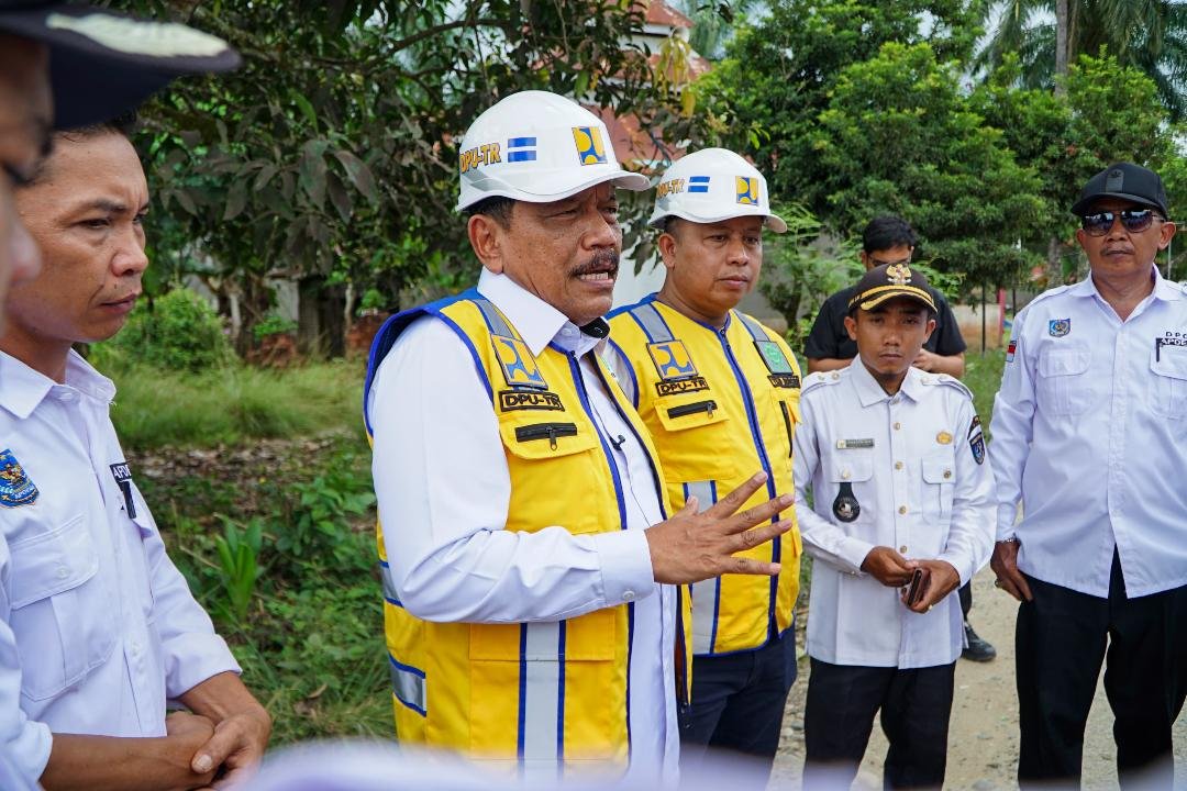Wagub Bengkulu, Mian menunjau jalan dan jembatan provinsi di wilayah Bengkulu Utara dalam upaya percepatan pembangunan infrastruktur di Bengkulu.(Foto/MC Bengkulu)