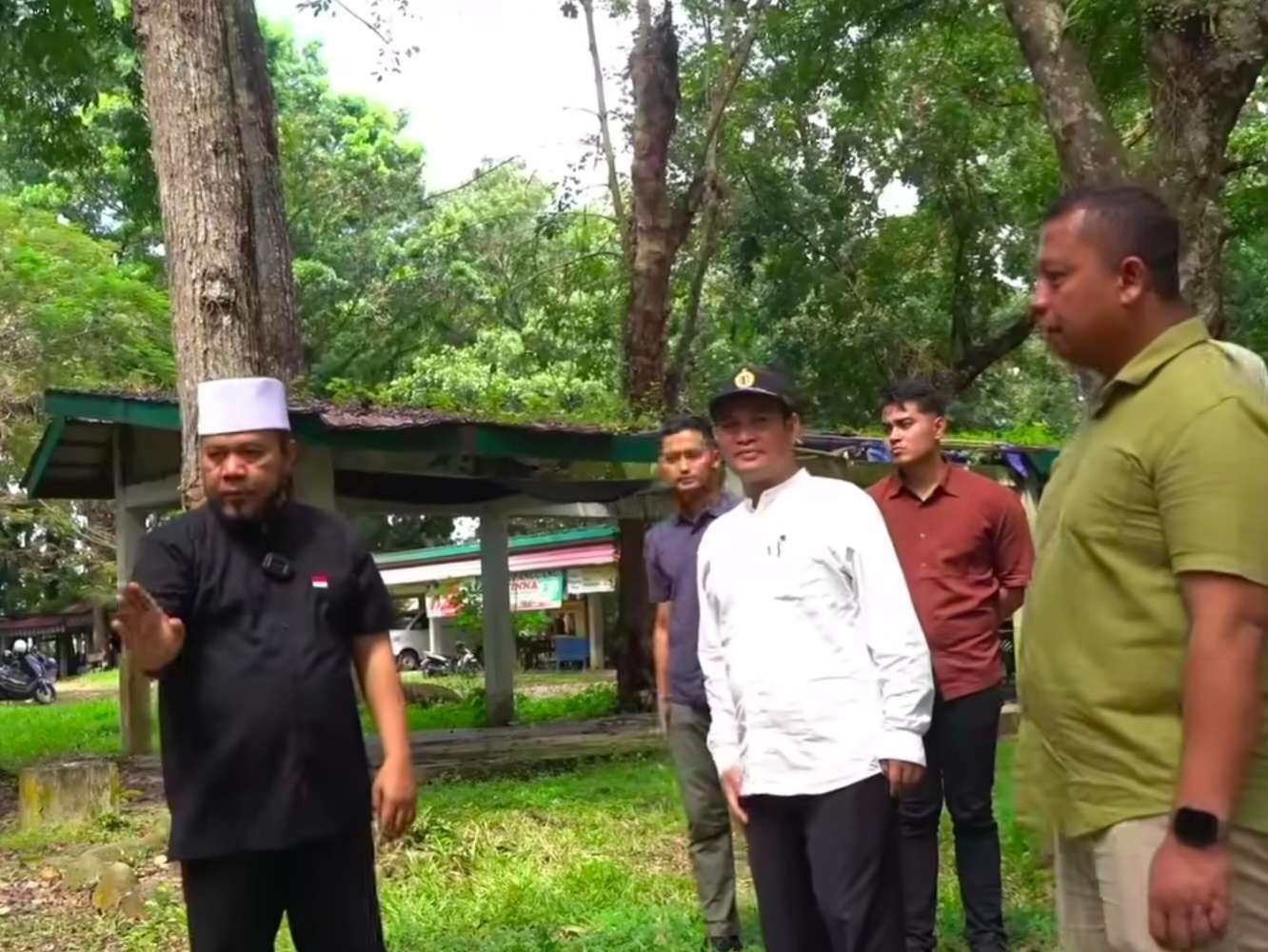 Objek Wisata Taman Remaja Gubernur Bengkulu Helmi Hasan didampingi Pj Sekda Bengkulu, Herwan Antoni dan Kepala Dinas PUPR Bengkulu, Tejo Suroso meninjau Taman Remaja untuk dilakukan revitalisasi dalam waktu dekat ini.(Foto/MC Bengkulu)