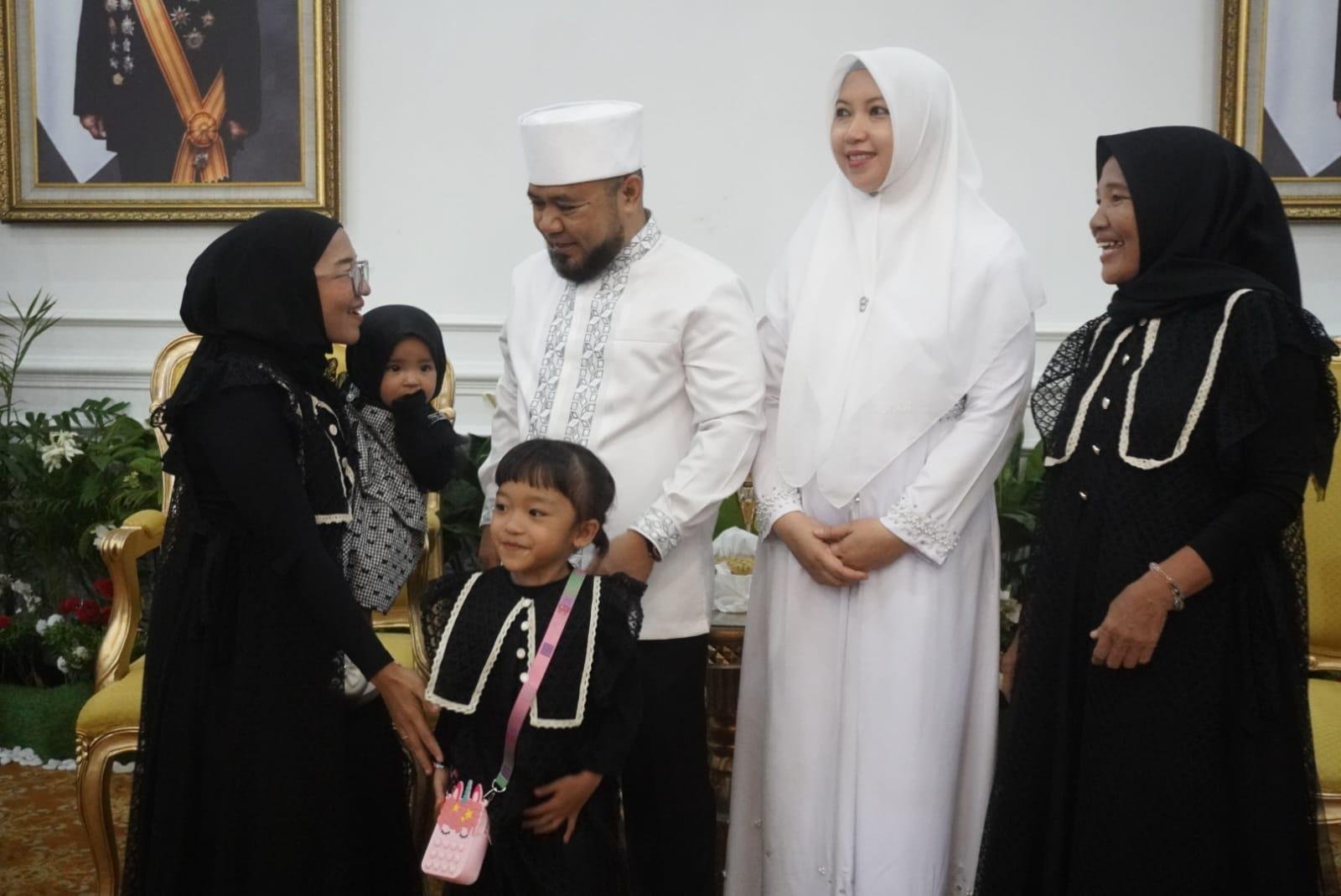 Gubernur Bengkulu, Helmi Hasan dan istri Khairunisa bersilaturahmi dengan masyarakat pada acara open house Hari Raya Idulfitri 1446 Hijriyah di Balai Raya Semarak Bengkulu, Senin 31 Maret 2025.(Foto/MC Bengkulu)