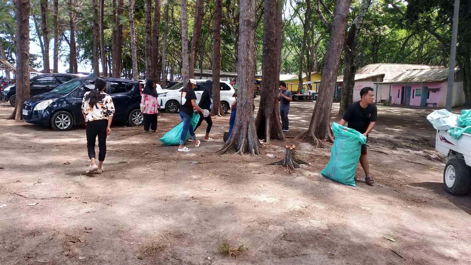Pantai Laguna, Kaur, Bengkulu libur lebaran banyak dikunjungi wisatawan dari berbagai daerah di Bengkulu dan daerah tetangga Kabupaten Pesisir Barat, Provinsi Lampung.(Foto HB/Kif)