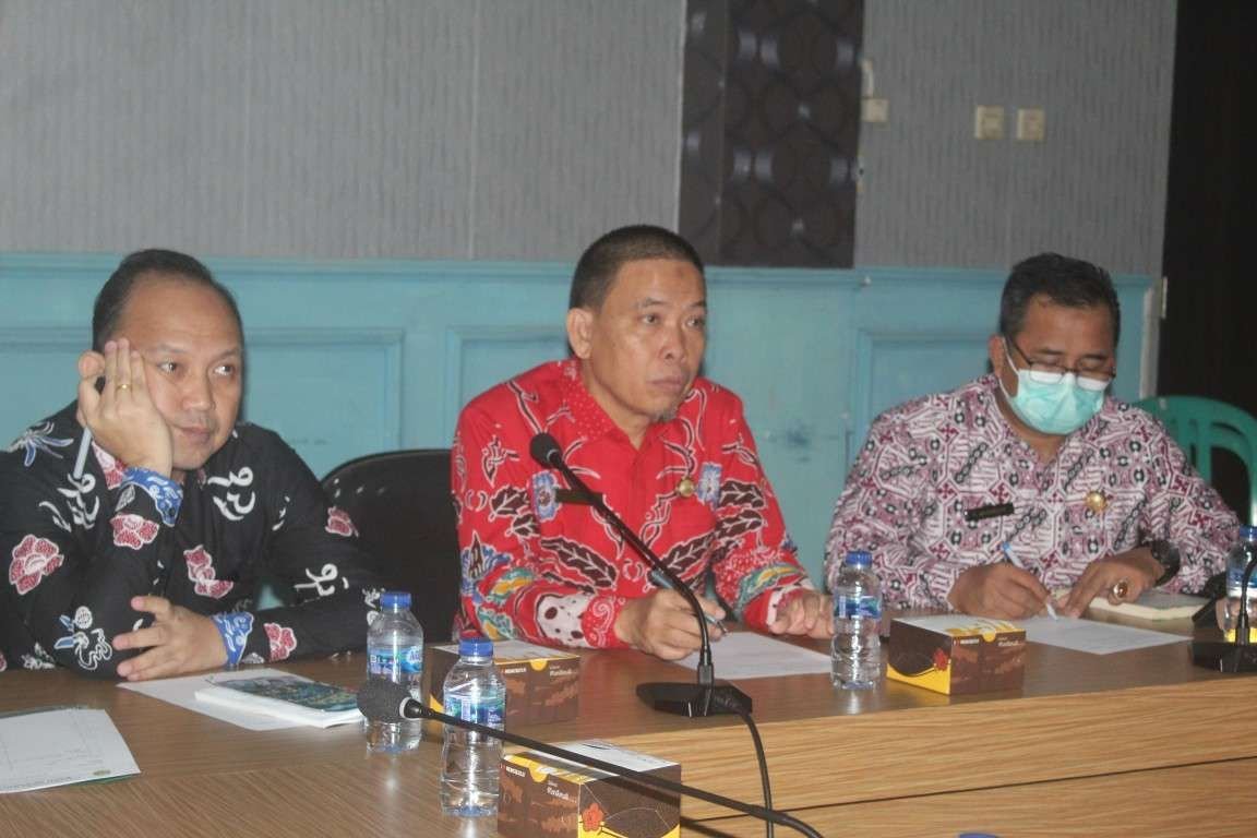 Pejabat Pemkab Benteng Rapat Kemenkes Pejabat Pemkab Bengkulu Tengah mengikuti rapat virtual dengan Kemeskes RI membahas masalah dokter spesialis dan sapra RSU daerah.(Foto/Ist)