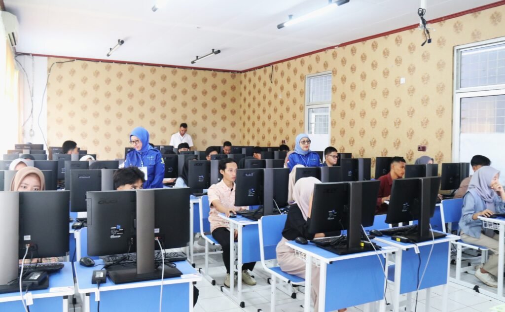 Pelaksanaan UTBK-SNBT di Universitas Bengkulu (Unib) hari pertama, Senin (23/4/2025) berjalan lancar, aman dan tertib serta tanpa terjadi kecurangan.(Foto/Humas Unib)