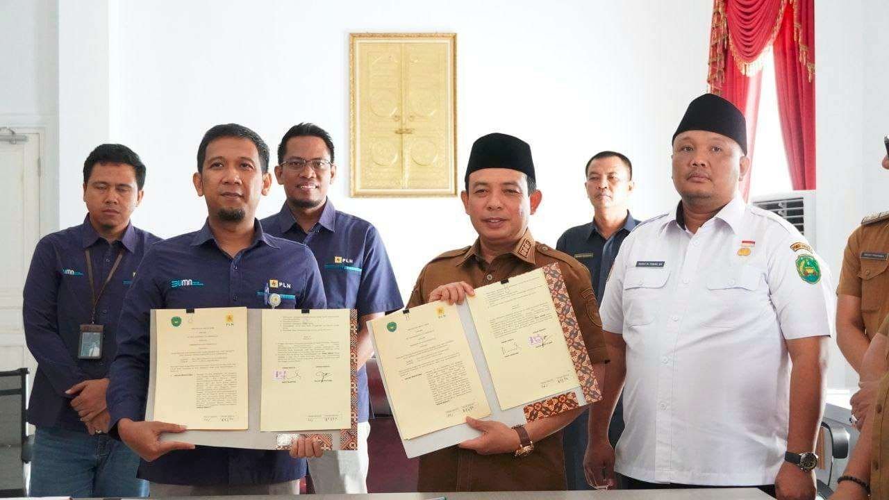Pemkot dan PLN Kerja Sama Wali Kota Bengkulu Dedy Wahyudi dan Maneger PLN UP3 Bengkulu, Anjar Widyatama menandatangan naskah kerja sama dalam penarikan PBJT di Kota Bengkulu.(Foto/Ist)