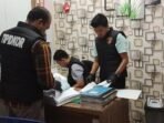 Penyidik Tipikor Ditreskrimsus Polda Bengkulu melakukan pengeledahan di dua kantor capem Bank Bengkulu Kabupateb Lebong terkait pengusutan kasus kredit fiktif, Senin 28 April 2025.(Foto/Ist)