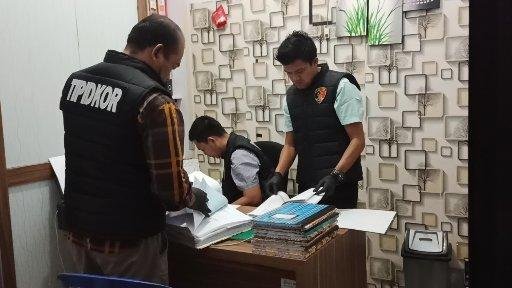 Penyidik Penyidik Tipikor Ditreskrimsus Polda Bengkulu melakukan pengeledahan di dua kantor capem Bank Bengkulu Kabupateb Lebong terkait pengusutan kasus kredit fiktif, Senin 28 April 2025.(Foto/Ist)