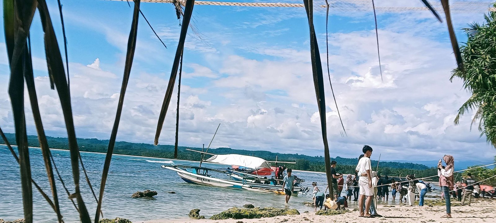 Sejumlah nelayan Pantai Pengubaian, Kabupaten Kaur, Bengkulu dapat rezeki mendadak dari hasil penyewakan perahu ke wisatawan yang datang ke pantai tersebut saat libur Idulfitri 1446 Hijriyah.(Foto/Ist)