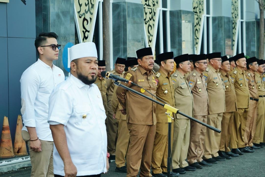 Gubernur Bengkulu, Helmi Hasan pimpin apel hari pertama masuk kerja setelah libur Idulfitri 1446 Hijriyah di halaman kantor Pemprov Bengkulu, Selasa 8 April 2025.(Foto/MC Bengkulu)