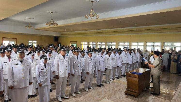 Pjs Kades Dilantik Bupati Lebong Bupati Lebong Azhari melantik sebanyak 66 pejabat sementara (Pjs) kepala desa (kades) tersebar di sejumlah kecamatan di wilayah ini guna memperlancar pelayanan publik ditingkat desa.(Foto/Ist)