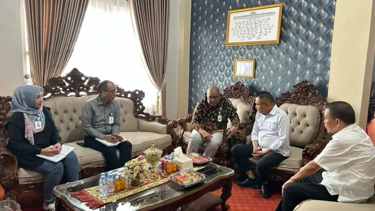 Plt Dirut Bank Bengkulu dan Bupati Benteng Plt Dirut Bank Bengkulu, Iswahyudi bersilaturhami dengan Bupati Bengkulu Tengah, Rachmat Riyanto terkait program penyediaan rumah tanpa DP bagi ASN dan masyarakat daerah tersebut.(Foto/Ist)