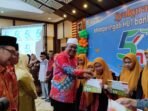 Plt Direktur Utama (Dirut) Bank Bengkulu, Iswahyudi menyerahkan santunan kepada anak yatim pada acara bakti sosial dalam rangka memperingati HUT ke-54 Bank Bengkulu, Senin 14 April 2025.(Foto/ Humas Bank Bwngkulu)