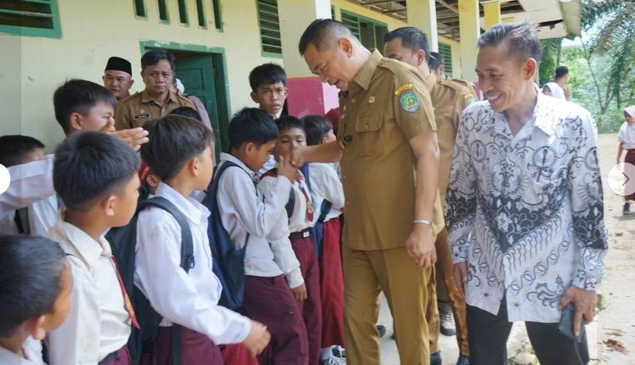 Rachmat Sidak SDN Bupati dan Wabup Bengkulu Tengah, Rachmat Riyanto-Tarmizi melakukan sidak ke beberapa Sekolah Dasar Negeri (SDN) di daerah ini.(Foto/MC Pemkab Benteng)