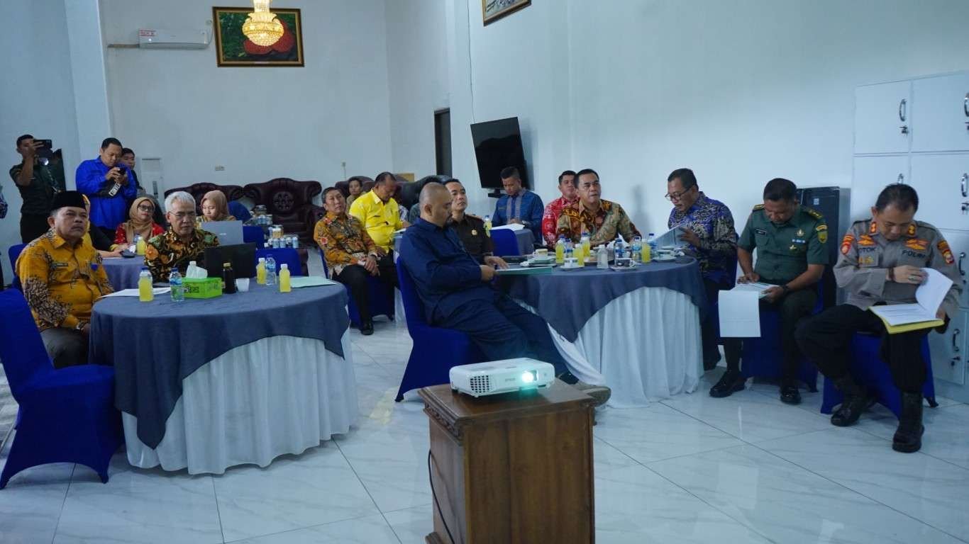 Rapat Evaluasi HGU di Bengkulu Tengah Pemkab Bengkulu Tengah dan instansi terkait menggelar rapat evaluasi HGU milik sejumlah perusahaan perkebunan yang beroperasi di wilayah tersebut, terkait dengan pembayaran pajak PBB.(Foto/Ist)
