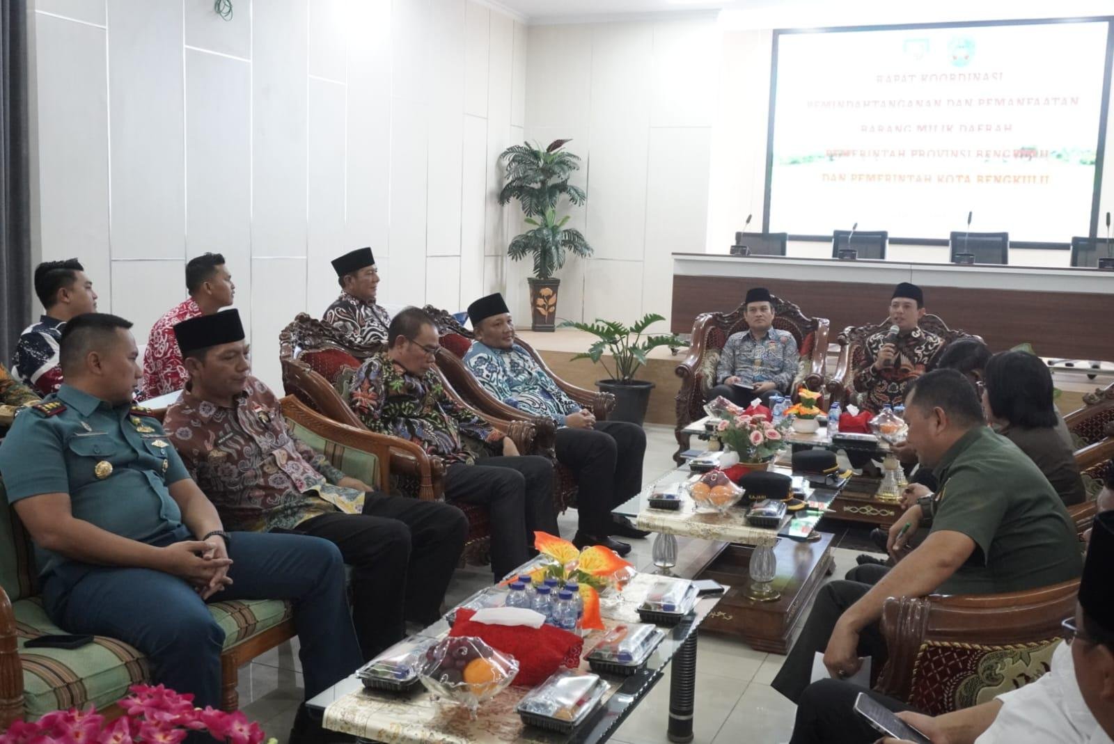 Rapat Serahkan Aset ke Pemprov Bengkulu Wali Kota Bengkulu Dedy Wahyudi didampingi Sekda Provinsi Bengkulu, Herwan Antoni pimpin rapat pembahasan penyerahan aset pemprov ke Pemkot Bengkulu dalam waktu dekat.(Foto/MC Bengkulu)