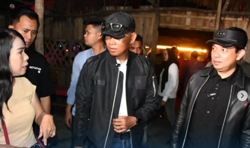 Wali Kota Bengkulu, Dedy Wahyudi(kanan) dan Kapolresta Bengkulu, Kombes Pol Sudarno menggelar razia warem dan miras di kawasan Pantai Panjang, Kota Bengkulu, Minggu dini hari 27 April 2025.(Foto/Ist)