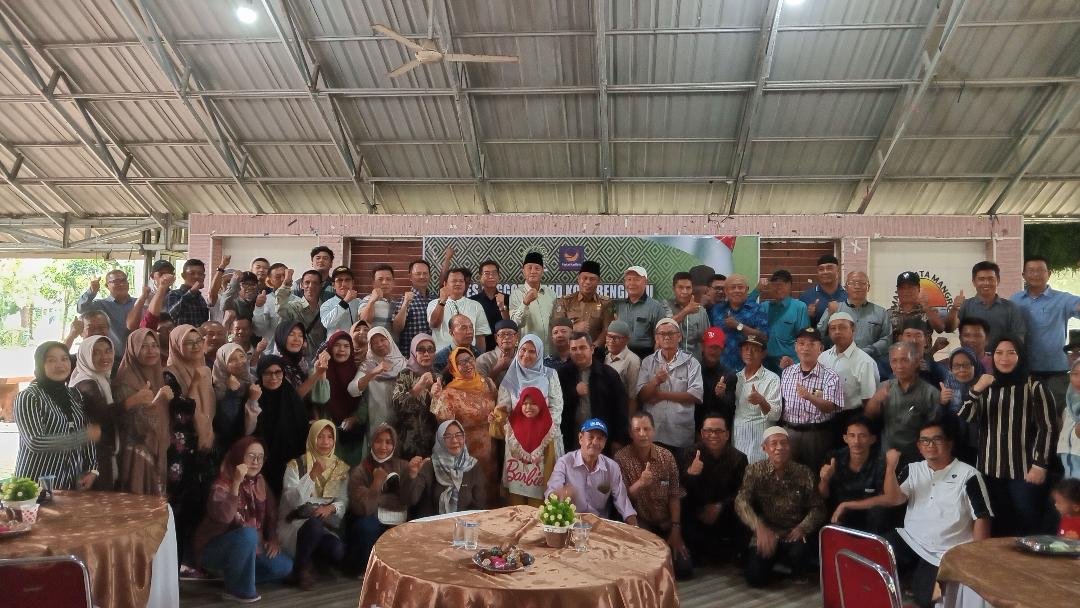 Anggota DPRD Kota Bengkulu, dapil 2 Singaranpati dan Gading Cempaka, Riuslan foto bersama masyarakat usai menggelar acara reses di Taman Mangrove Badrika, Senin 21 April 2025.(Foto HB/Usmin)