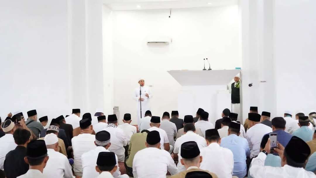 Salat Ied Masjid Merah Putih Wali Kota Bengkulu, Dedy Wahyudi memberikan sambutan pada salat Ied di Masjid Balai Kota Merah Putih pada Senin 31 Maret 2025.(Foto/Ist)
