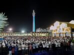 Salat subuh jelang makan bersama Ribuan warga Kota Bengkulu mengikuti salat subuh berjemaah di Masjdi Raya Baituk Izzah dan sekaligus menghadiri makan bersama dihadiri konten kreator Willie Salim dan Ustadz Dery Sulaiman, Rabu 9 April 2025.(Foto/MC Bengkulu)