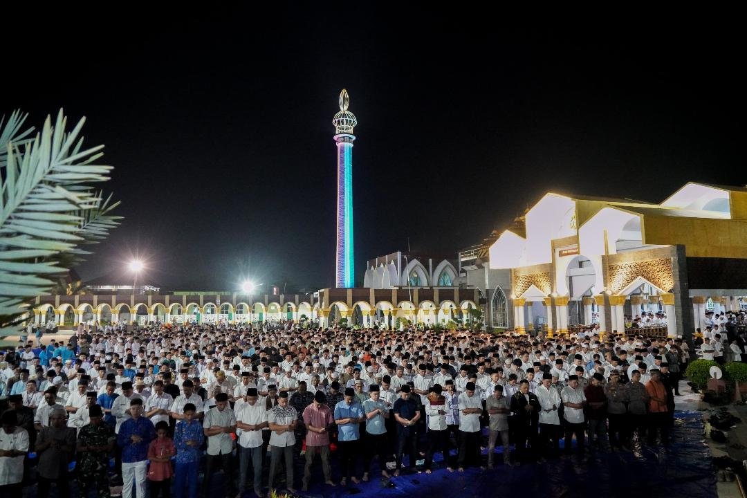 Ribuan warga Kota Bengkulu mengikuti salat subuh berjemaah di Masjdi Raya Baituk Izzah dan sekaligus menghadiri makan bersama dihadiri konten kreator Willie Salim dan Ustadz Dery Sulaiman, Rabu 9 April 2025.(Foto/MC Bengkulu)