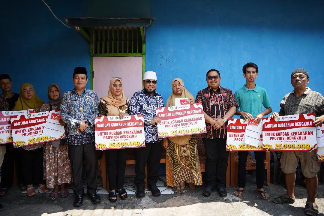Gubernur Bengkulu Helmi Hasan (pakai peci putih) foto bersama usai menyerahkan bantuan kepada 8 keluarga korban kebakaran di Kota Bengkulu masing-masing Rp 25 juta.(Foto/MC Bengkulu)