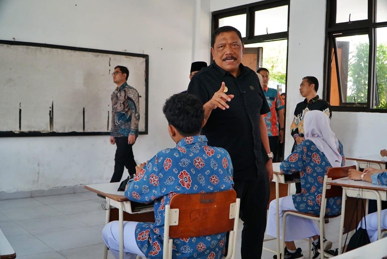 Wagub Bengkulu Mian sidak ke SMKN 12 Bengkulu temukan berbagai masalah di sekolah tersebut, termasuk menu makanan saing siswa tak sesuai dengan anggaran yang dialokasikan.(Foto/MC Bengkulu)