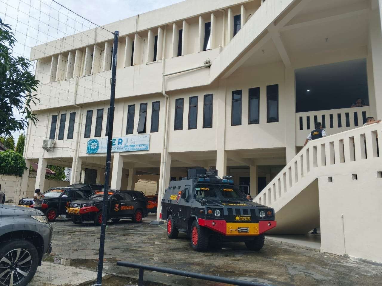 Sidang Rohidin Dikawal Ketat Kendaraan operasional Polda Bengkulu disiagakan di PN Tipikor Bengkulu pada sidang perdana mantan Gubernur Bengkulu, Rohidin Mersyah.(Foto/RRI)