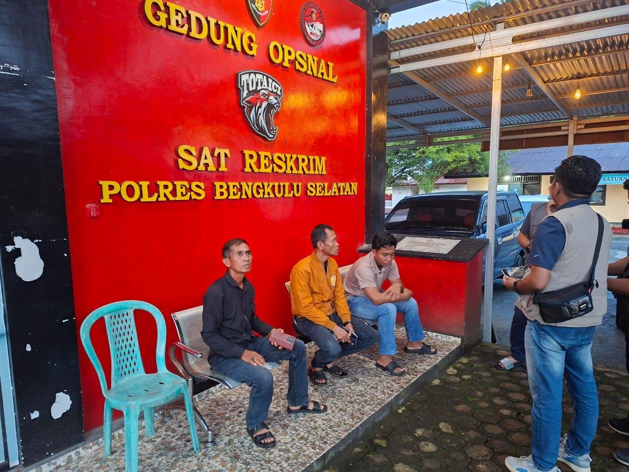 Supir Cawabup nomor urut 2 Bengkulu Selatan, melaporkan ke Mapolres setempat melaporkan kejadian yang dialaminya dihadang segerombolan orang, mobil gedeladah dan diintimidasi.(Foto HB/FIR)