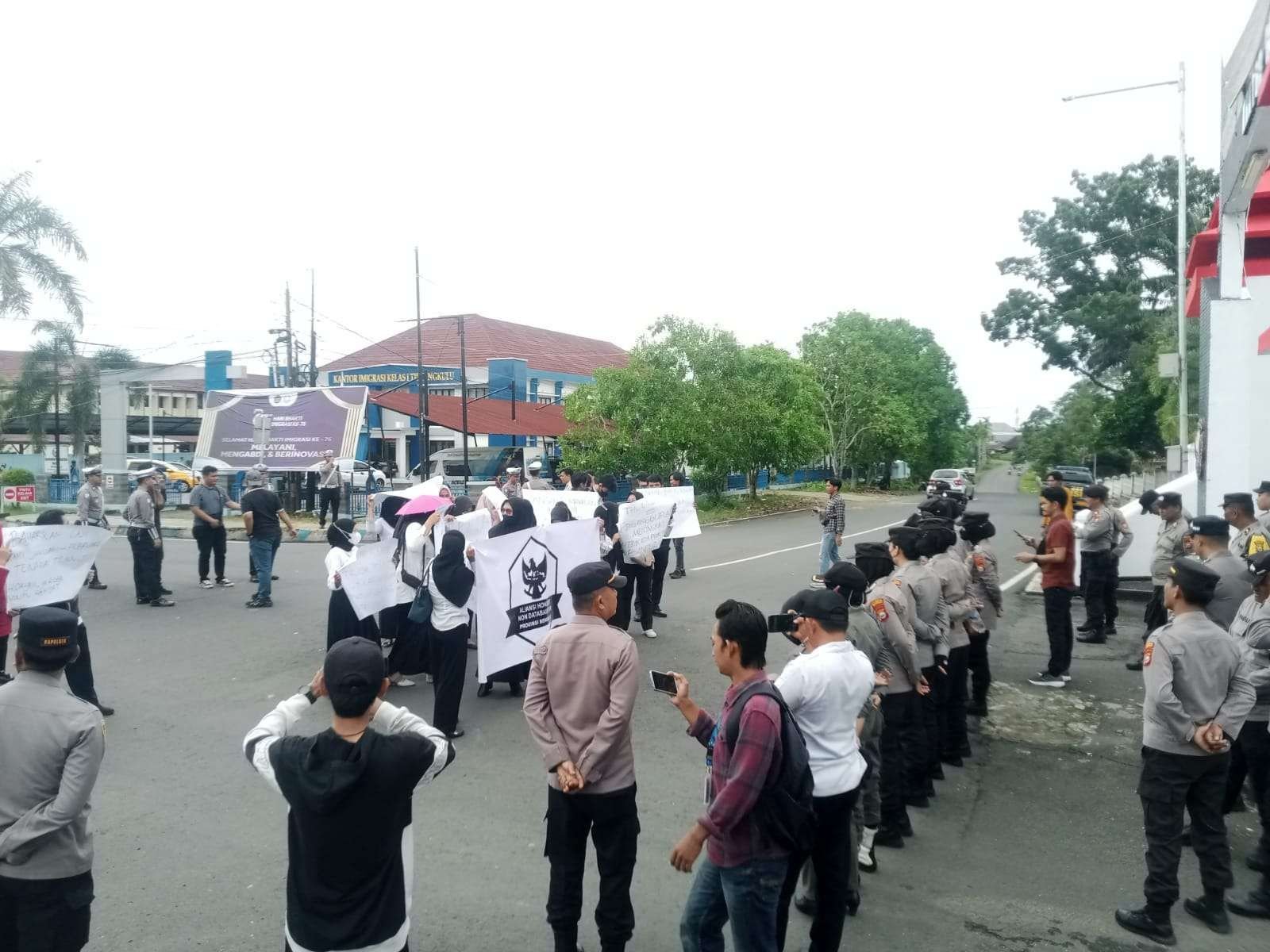 Sejumlah tenaga honorer Non data base BKN melakukan aksi damai di depan kantor Gubernur Bengkulu mempertanyankan nasib mereka kedepan.(Foto/Ist)