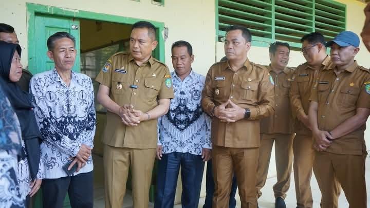 Tinjau Sekolah Rusak di Benteng Bupati dan Wakil Bupati Bengkulu Tengah, Rachmat Riyanto-Tarmizi didampingi sejumlah kepala OPD meninjau salah satu sekolah SDN di daerah ini.(Foto/MC Pemkab Benteng)