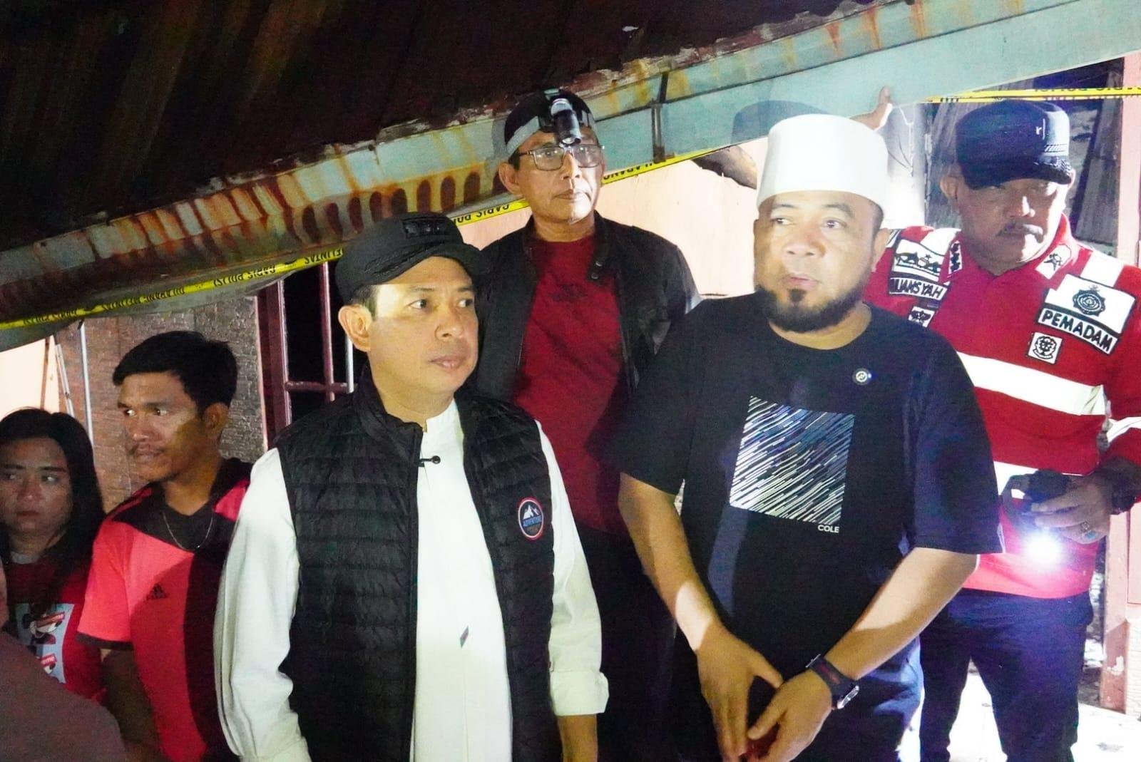 Gubernur Bengkulu, Helmi Hasan (kanan) dan Wali Kota Bengkulu, Dedy Wahyudi saat meninjau lokasi ke bakaran di Kelurahan Sumur Melele, Kecamatan Teluk Segera, Bengkulu menyebabkan 8 unit rumah warga terbakar, 7 April 2025.(Foto/Ist)