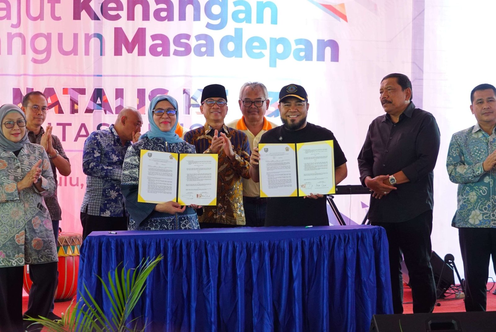 Rektor Unib, Retno Agustina Ekawati dan Gubernur Bengkulu, Helmi Hasan tandatanngani surat libah lahan milik Pemprov Bengkulu ke Unib seluas 2 hektare. Acara ini diserahkan pada saat berlangsung Dies Natalis Unib ke-43 tahun 2025.(Foto/MC Bengkulu)