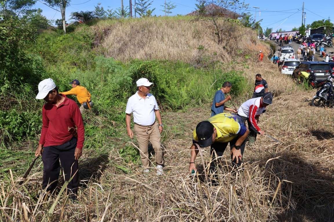 Wakil Bupati Bengkulu Tengah, Tarmizi memimpin gerakan Berbinar di kawasan komplek perkantoran diikuti para Kepala OPD dan ASN dilingkup pemkab setempat.(Foto/Ist)