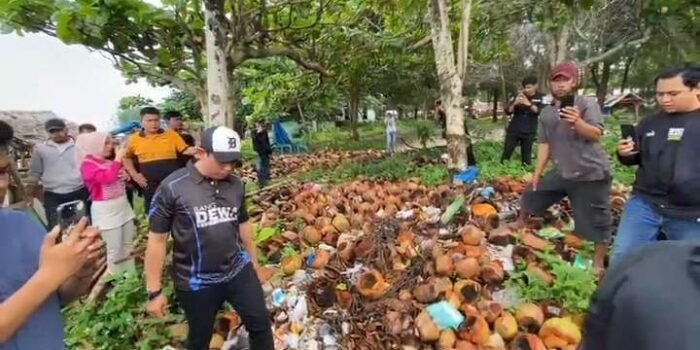 Wali Kota Bengkulu Dedy Wahyudi turun langsung ikut membersihkan sampah di objek wisata Pantai Panjang, Bengkulu.(Foto/Ist)