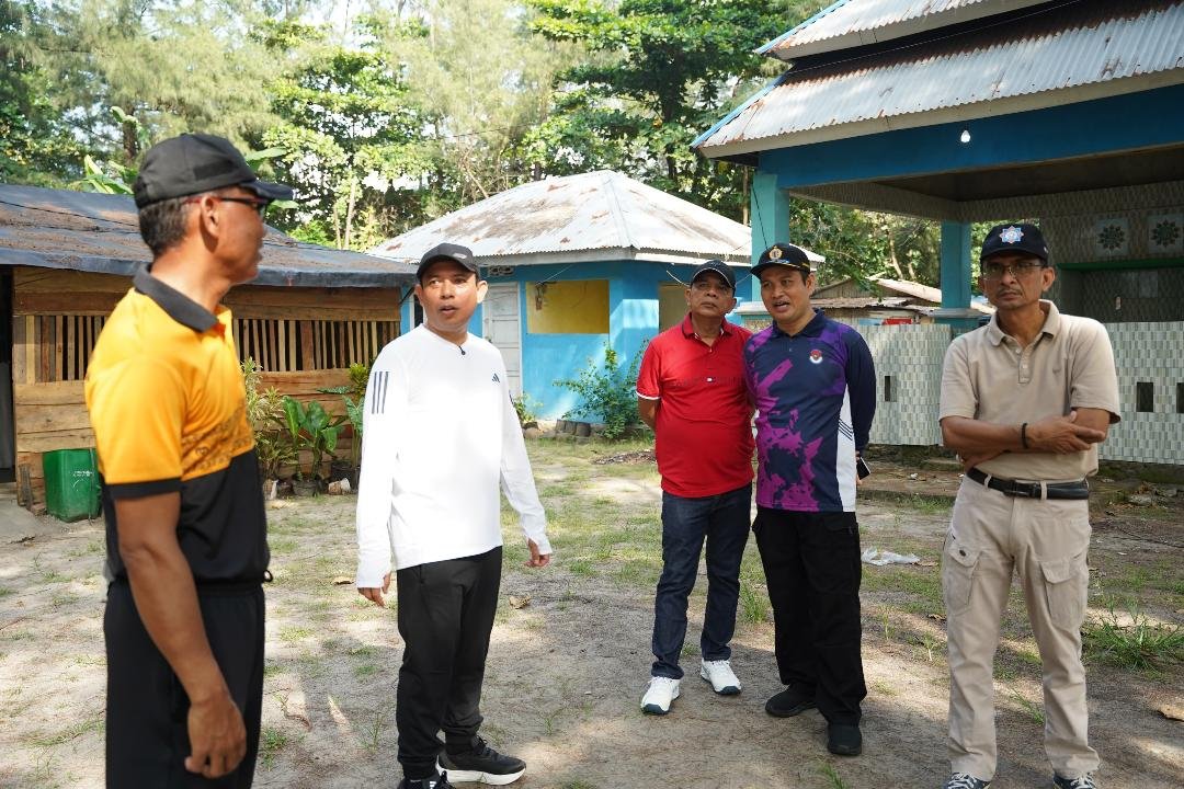 Wali Kota Bengkulu, Dedy Wahyudi (kedua dari kiri) dan Sekda Bengkulu, Herwan Antoni bersama pejabat kota saat melakukan bersih-bersih Pantai Panjang Bengkulu, Jumat 11 April 2025.(Foto/MC Bengkulu)