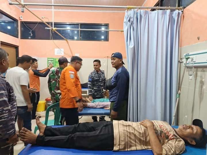 ABK dan penumpang kapal nelayan Altaf yang hilang kontak di perairan Bengkulu-Enggano, ditemukan Basarnas di perairan Lampung dan menjalani pemeriksaan kesehatan sebelum dievakuasi ke Bengkulu.(Foto/Ist)