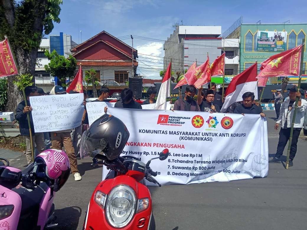 Aksi demo yang dilakukan Komunikasi di depan Kantor PN Bengkulu meminta KPK tersangkakan pengusaha barubara terkait kasus dugaan korupsi mantan Gubernur Bengkulu Rohidin Mersyah.(Foto/Ist)