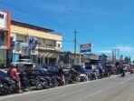 Antrean sepeda motor beli BBM Antrean panjang mobil dan sepeda motor di salah satu SPBU di Kota Bengkulu untuk membeli BBM. Ini terjadi karena pasokan BBM ke SPBU terlambat dari jadwal biasa akibat bahan bakar didatangkan Pertamina dari provinsi tetangga Semsel dan Jambi.(Foto/Ist)