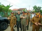 Kepala BNBP Mayjen TNI Suharyanto didampingi Pj Sekda Bengkulu, Herwan Antono, Danrem Bengkulu, dan Wali Kota Bengkulu, Dedy Wahyudi meninjau lokasi korban gempa di Kelurahan Betungan, Bengkulu.(Foto/Ist)