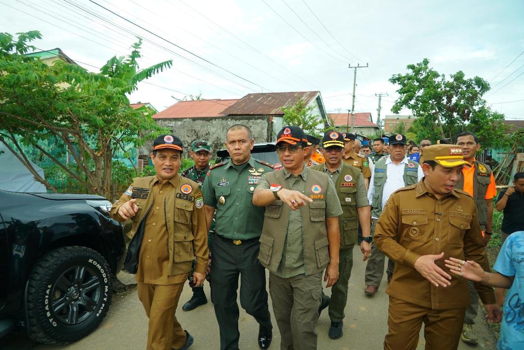 Kepala BNBP Mayjen TNI Suharyanto didampingi Pj Sekda Bengkulu, Herwan Antono, Danrem Bengkulu, dan Wali Kota Bengkulu, Dedy Wahyudi meninjau lokasi korban gempa di Kelurahan Betungan, Bengkulu.(Foto/Ist)