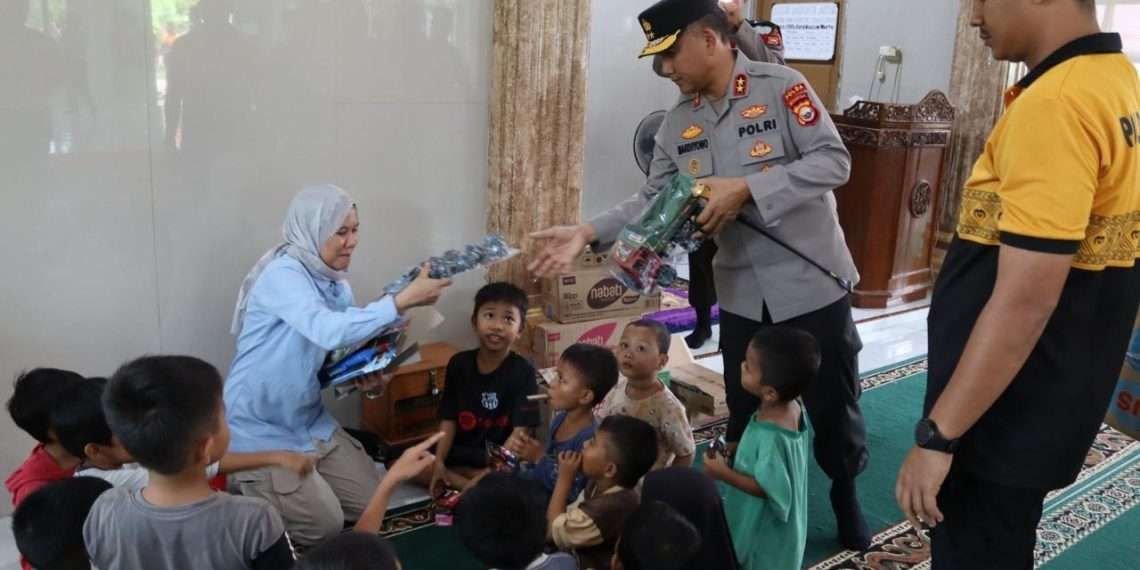 Bimbingan Mental dan Trauma Korban Gempa Bagian Psikolog Biro SDM Polda Bengkulu memberikan layanan trauma healing kepada korban gempa Bengkulu dengan sasaran orang dewasa dan anak-anak.(Foto/Ist)