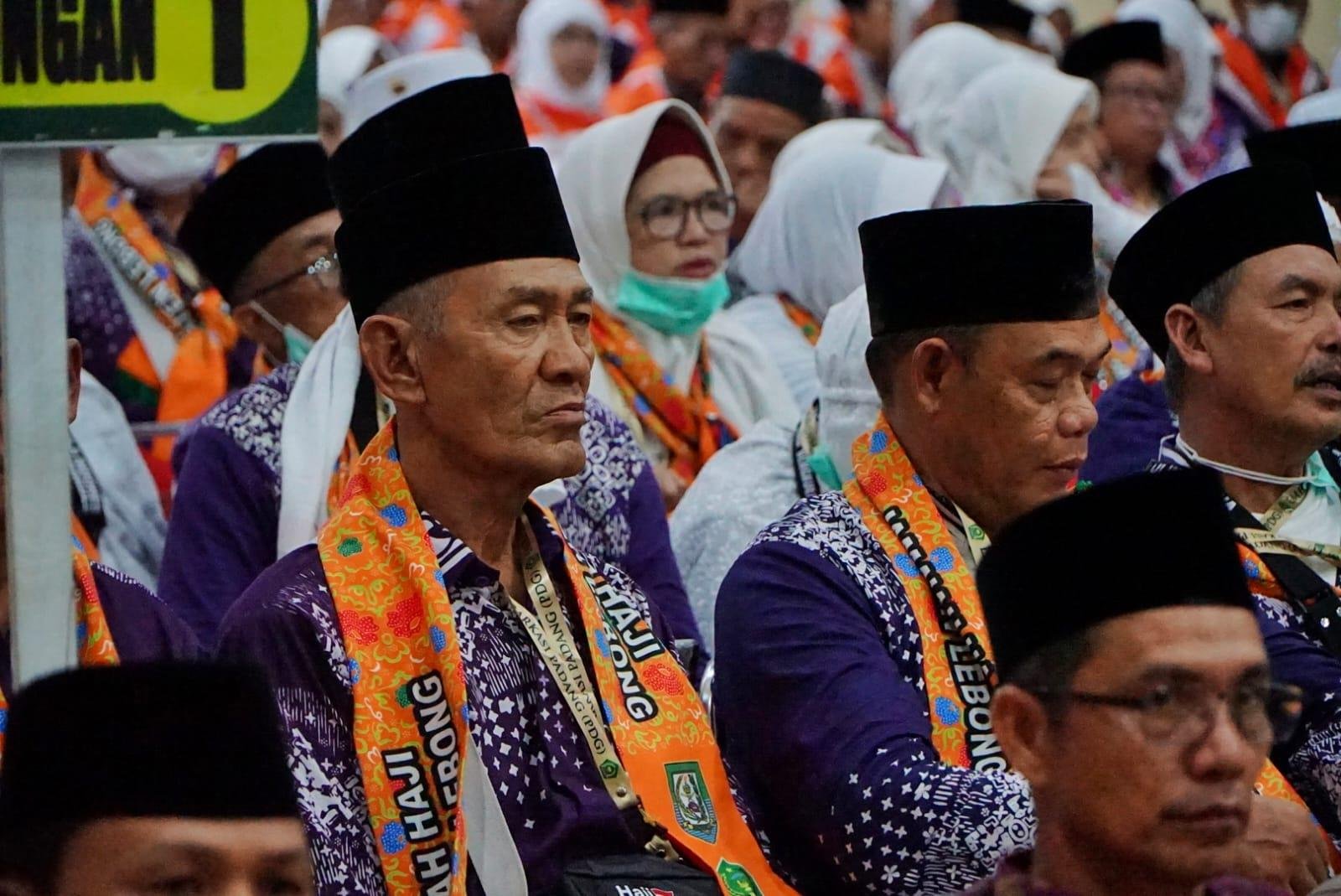 Sebanyak 423 calon jemaah haji (CJH) kloter II Bengkulu dilepas keberangkatanya oleh Wagub Bengkulu Mian menuju Embarkasi Padang, Sumber, Selasa 6 Mei 2025.(Foto/Ist)