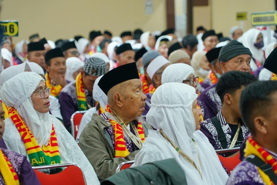 Sebanyak 368 calon jemaah haji (CJH) Bengkulu kloter lima asal Bengkulu Utara dan Mukomuko diberangkatkan menuju Embarkasi Padang, Sumbar, Sabtu 10 Mei 2025.(Foto/Ist)