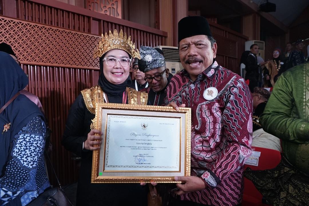 Festival Bahasa Daerah Wagub Bengkulu, Mian dan bersama utusan Bengkulu foto piagam penghargaan serbagai Kesatria Bahasa pada Festival Tunas Bahasa yang dilaksanakan di Jakarta.(Foto/Ist)