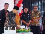 HUT PT DOA Plt Sekda Bengkulu, Herwan Antoni motong tumpeng HUT PT DOA ke-90 tahun 2025.(Foto/MC Pemprov Bengkulu)