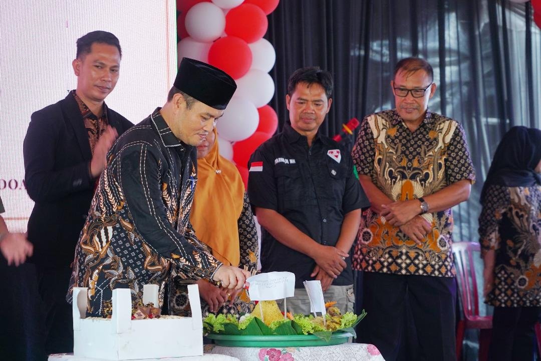 Plt Sekda Bengkulu, Herwan Antoni motong tumpeng HUT PT DOA ke-90 tahun 2025.(Foto/MC Pemprov Bengkulu)