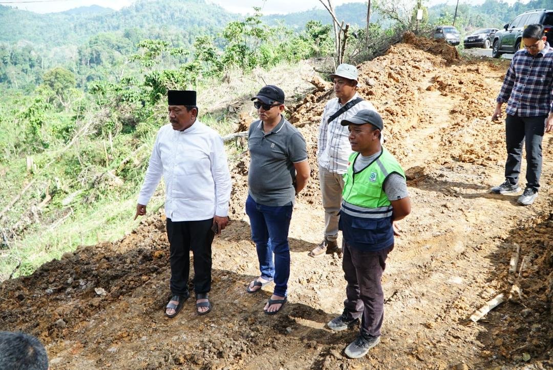 Wagub Bengkulu Mian meninjau proyek penanganan jalan longsor ruas Nakau-Kepahiang pastikan berjalan baik dan selesai sesuai harapan.(Foto/MC Bengkulu)