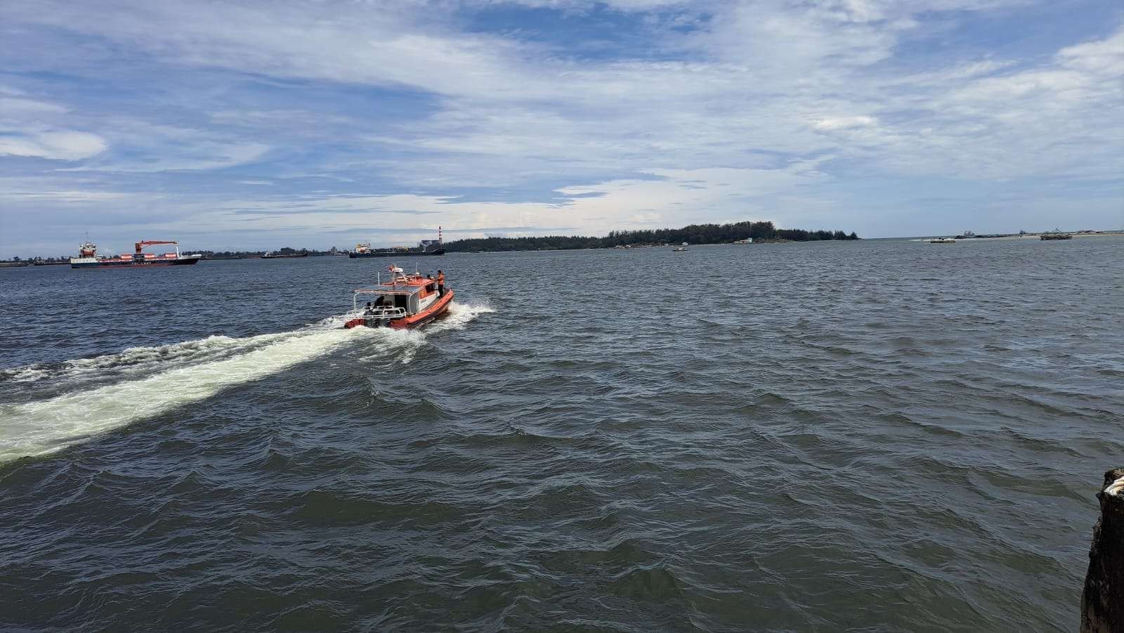 Kapal milik Basarnas meluncur mencari keberadaan kapal ikan yang dilaporkan hilang kontak di perairan laut Bengkulu menuju Enggano, Bengkulu Utara.(Foto/Ist)