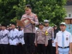 Kapolres SMA 10 Petagon Kaur Kapolres Kaur AKBP Yuriko Fernanda menjadi pembina upacara melaksanakan program polisi turun ke sekolah di SMAN 10 Pentagon, Kabupaten Kaur, Bengkulu, Senin 5 Mei 2025.(Foto/Kif)